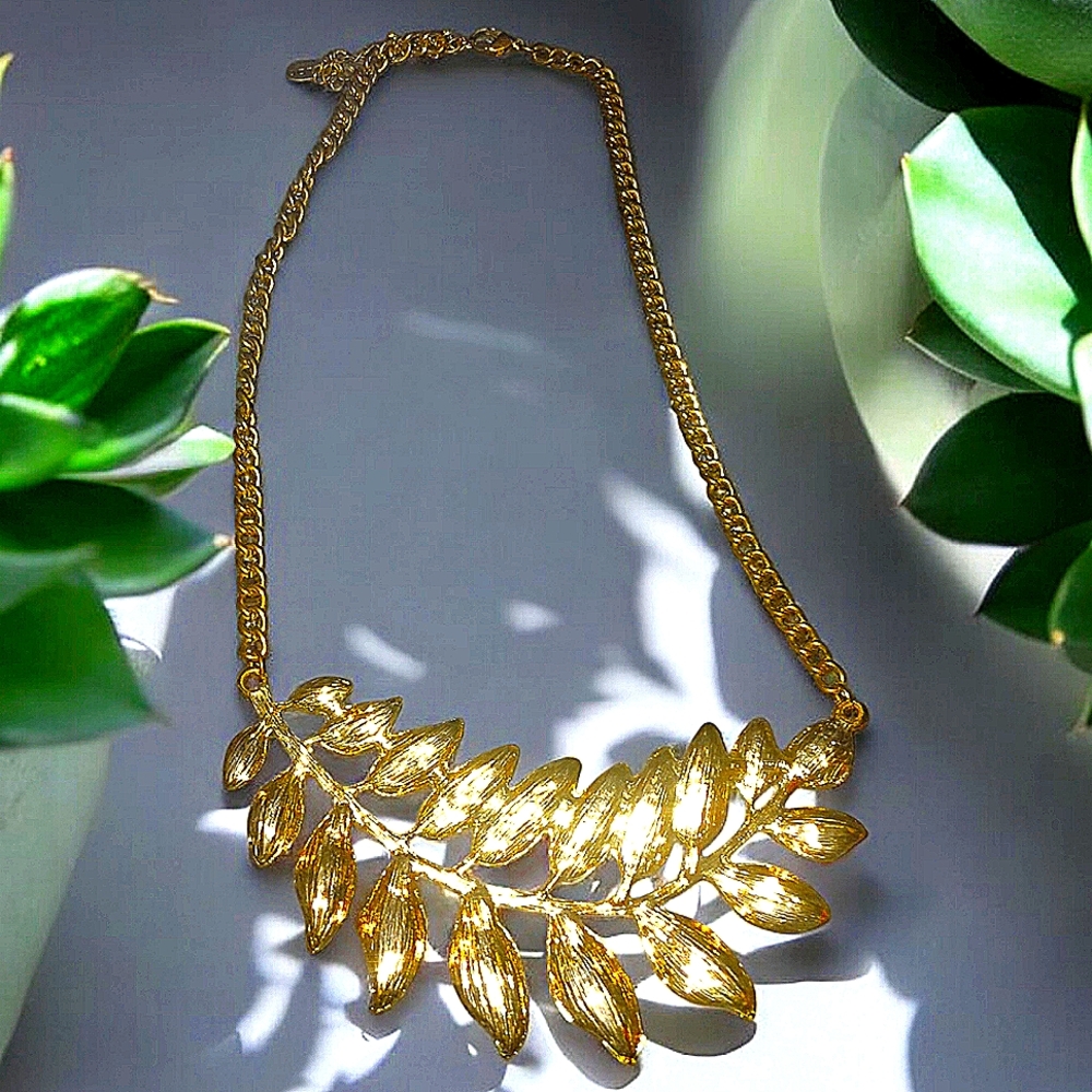 Elegant Gold Leaf Necklace By Aldo